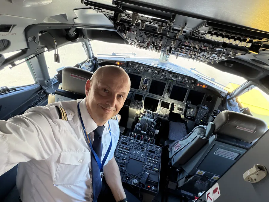 Jan Oplatek v uniformě v kokpitu Boeingu 737