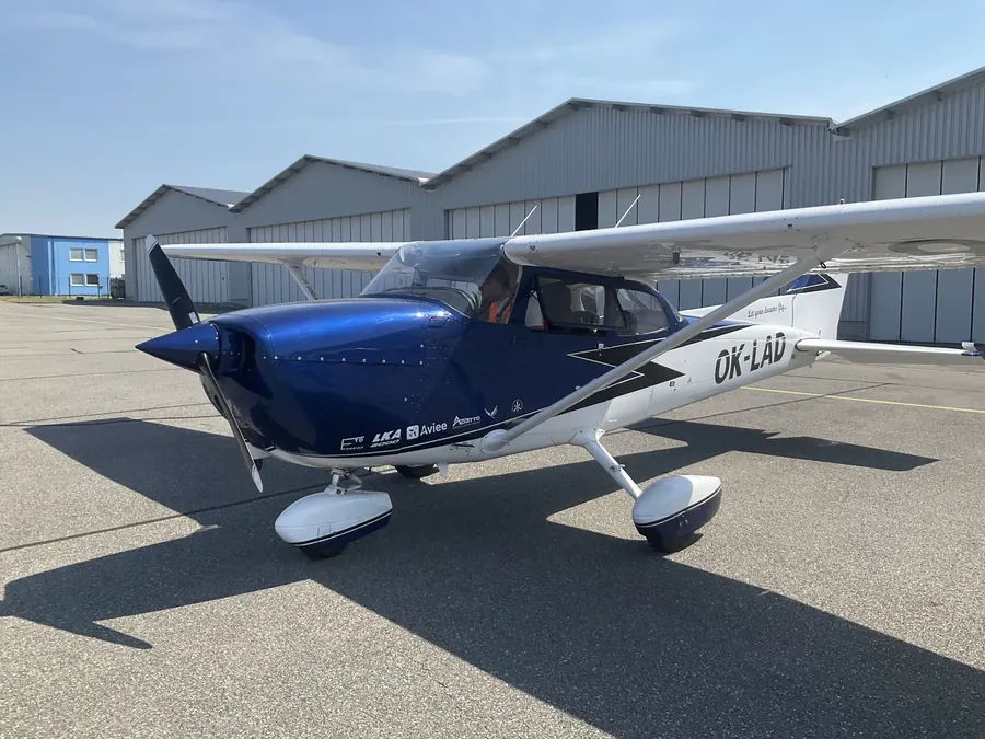 Výcvikový letoun Cessna OK-LAD školy Volantis před hangárem